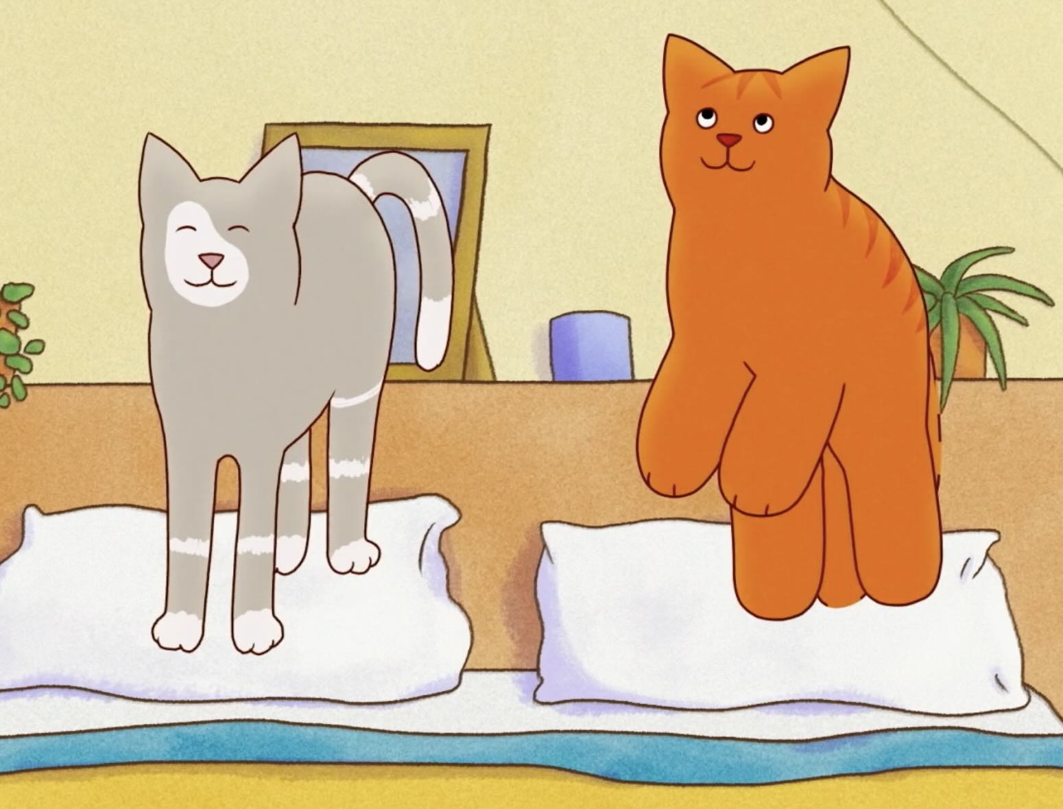 Tommy und Mauzi sitzen auf weichen Kissen